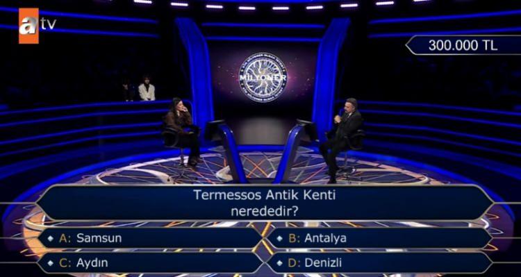 <p><span style="color:#FF0000"><strong>YARIŞMADAN &Ccedil;EKİLDİ AMA...</strong></span></p>

<p><strong>Joker hakkı kalmayan yarışmacı, karar vermek istemediği i&ccedil;in yarışmadan &ccedil;ekilme kararı aldı.</strong></p>
