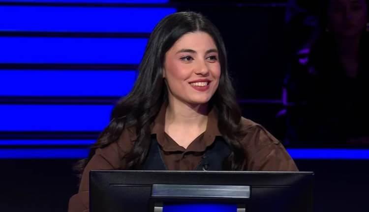 <p><strong>Başarılı performansların g&ouml;z doldurduğu Milyoner'in son b&ouml;l&uuml;m&uuml;ne katılan Z&uuml;lal Ekiz isimli bir yarışmacı, sosyal medyaya damga vurdu. Boğazi&ccedil;i &Uuml;niversitesi Psikoloji B&ouml;l&uuml;m&uuml; &ouml;ğrencisi olan Z&uuml;lal Hanım, yarışmaya iddialı bir başlangı&ccedil; yaptı.</strong></p>
