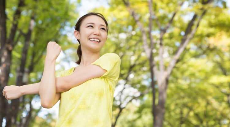 <p><span style="color:#FF0000"><strong>2. D&Uuml;ZENLİ EGZERSİZ</strong></span></p>

<p><strong>Brooks'a g&ouml;re orta d&uuml;zeyde ve d&uuml;zenli hareket etmek, hem beden i&ccedil;in faydalı hem de mutluluk seviyesini artırıyor.</strong></p>
