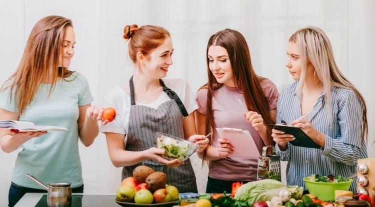 <p><span style="color:#FF0000"><strong>1. DOĞRU BESLENME</strong></span></p>

<p><strong>Sağlıklı porsiyonlar ve d&uuml;zenli beslenme, hem fiziksel hem de zihinsel sağlığı aktif bir şekilde etkiliyor. Zengin i&ccedil;erikli besinler ve doyurucu tabaklar, uzun ve sağlıklı &ouml;mr&uuml;n ilk adımını oluşturuyor.</strong></p>
