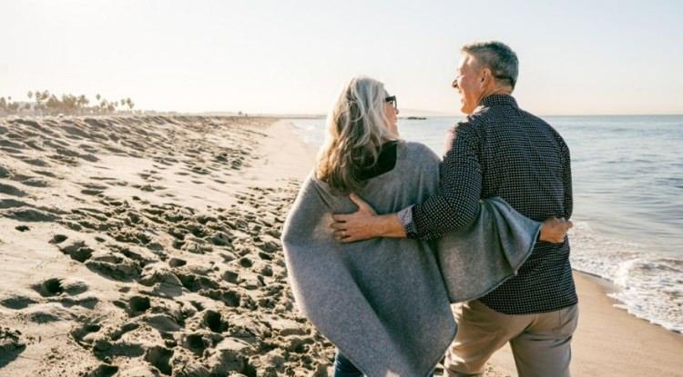 <p><span style="color:#B22222"><em><strong>Uzun, mutlu ve dolu dolu bir &ouml;m&uuml;r yaşamak her birimizin en b&uuml;y&uuml;k arzusu. Davranış bilimci Arthur Brooks, uzun ve mutlu bir yaşam s&uuml;rmek isteyen insanların g&uuml;nl&uuml;k olarak uyguladığı 6 alışkanlığı a&ccedil;ıkladı.</strong></em></span></p>
