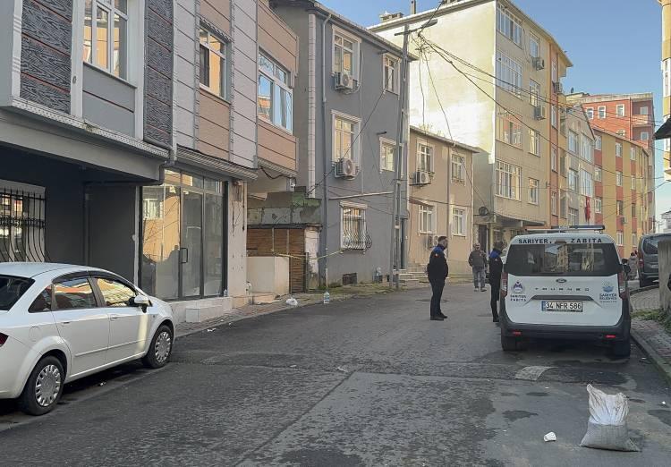 <p>Sokağın yarı kısmının şev alanında olduğunu, son 20 yıldır mahalleli olarak sokağa istinat duvarı yapılması i&ccedil;in belediyeye dilek&ccedil;e sunduklarını ancak sonu&ccedil; alamadıklarını anlatan Yalkın, ş&ouml;yle konuştu:</p>

<p>"Son yağmurlardan sonra toprak kayması ger&ccedil;ekleşiyor. Sonrasında insanların kapıları &ccedil;alınarak evlerini tahliye etmeleri isteniyor. Bundan sonrasında ne olacağını s&ouml;ylemiyorlar. Belediye &ccedil;ok uzun yıllardır yapması gereken istinat duvarının sorumluluğunu almayarak faturasını vatandaşa kesmek istiyor. Buraya bir istinat duvarı yapılması gerekiyor ama bu s&uuml;re&ccedil;te insanlar nerede kalacaklar."</p>
