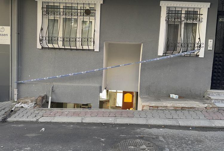 <p><span style="color:#B22222"><strong>45 HANE ETKİLENDİ</strong></span></p>

<p>&nbsp;</p>

<p>Yalkın, olaydan 45 hanenin etkilendiğini ifade ederek, "Bu insanlar nereye gidecekler, nerede kalacaklar, &ccedil;ocukları nasıl okula gidecek, işleri ne olacak? Bunların hi&ccedil;birinin cevabı yok. Şu an a&ccedil;ıkladıklarına g&ouml;re 45 haneye 2 g&uuml;nl&uuml;k konaklama sağlayabileceklerini s&ouml;yl&uuml;yorlar. Peki ya sonrası? İstinat duvarını iki g&uuml;nde yapabilecekler mi? Sarıyer Belediyesi bu konuda insanları mağdur durumda bıraktı." ifadelerini kullandı.</p>

<p>&nbsp;</p>
