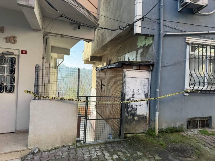 <p>'BİZE EVİMİZE GİREMEYECEĞİMİZİ S&Ouml;YL&Uuml;YORLAR'</p>

<p>Tahliye edilen binalardan birinde yaşayan Murat G&ouml;z&uuml;dok, &ldquo;Hi&ccedil;bir şey hissedilmedi. Evde eşim vardı, &ccedil;ocuklarım vardı. Bu binada hasta olanlar var; kimse bir şey hissetmedi. Sadece aşağıda oturanların &ccedil;atısına taş vurduğu i&ccedil;in onlar hissetmiş ve CİMER'e şikayet etmişler bizi. D&uuml;n biz bir telefonla buraya geldik. Her yer polis kaynıyor, zabıta kaynıyor. Bize evimize giremeyeceğimizi s&ouml;yl&uuml;yorlar. Neden? Toprak kayması. Peki, biz 20 seneden beri size dilek&ccedil;e veriyoruz buraya bir perde beton atılsın diye. Siz bunların hi&ccedil;birine yanıt vermiyorsunuz, CİMER'e d&uuml;şt&uuml;ğ&uuml; zaman bizim yanımızdasınız. Bizim yanımızda değilsiniz aslında. Hi&ccedil; kimse yok başımızda. Bir belediye başkanı temsilen birisi var. Bize hi&ccedil;bir şekilde bir cevap verilmiyor. Diyor ki: 'Siz Kilyos'a gideceksiniz, sosyal tesisimiz var' Bizim burada okuyan &ccedil;ocuklarımız var, bizim işimiz var. Biz oraya nasıl gidip gelebiliriz? 'Biz size yardımcı olacağız' Nasıl yardımcı olacaksınız? Benim &ccedil;ocuğumu 5'te kaldırıp 6'da yola &ccedil;ıkartıp buraya okula mı getireceksiniz? Hayır. Neymiş, evinizde giremezsiniz, m&uuml;h&uuml;rlenecek. Biz m&uuml;h&uuml;r istemiyoruz, bunu s&ouml;yledik. Biz evimize giremedik, bizi mağdur ettiler ve biz bir an &ouml;nce bir şey bulunup bize bir şey s&ouml;ylenmesini istiyoruz artık. Bizi daha fazla mağdur etmelerini istemiyoruz. Rapor falan verilmedi. Sadece s&ouml;ylenen şu: 'Toprak kayması var, riskli'. 20-25 senedir bu var istediğimiz ve o zamandan beri bize kimse gelmiyor ve şimdi diyorlar ki 'Burası riskli, riskli' Hafta boyunca yağmur yağdı. Ben bu binanın &uuml;&ccedil;&uuml;nc&uuml; katındayım. Şu an ben baldızımdayım. Bu akşam da evime giremezsem, kardeşime ge&ccedil;eceğim. G&ouml;&ccedil;ebe hayatına d&ouml;nd&uuml;k. Evden en fazla giysi alabiliyoruz ve &uuml;st&uuml;m&uuml;z&uuml; değiştirip &ccedil;ıkabiliyoruz. Biz sadece bize bir an &ouml;nce yardımcı olunmasını ve bir an &ouml;nce bu işin sonlanmasını istiyoruz" dedi.</p>
