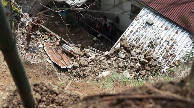 <p><span style="color:#B22222"><strong>'EVDE YATAKTAN FIRLADIM'</strong></span></p>

<p>Mustafa Şipal, &ldquo;40 yıldır buralıyım. Burada ki herkes benim komşum. Evde yataktan fırladım. Bu nedir dedim, korktum. Korkuyla geldim şu anda zaten. Bilmiyorum Allah beterin korusun. Tabii herkes, &ccedil;ocuklar da vardı. Korktular &ccedil;ocuklar ya, korkmazlar mı? Ses, g&uuml;r&uuml;lt&uuml;. Deprem yaşadık, bir afet yaşadık" dedi.&nbsp;</p>
