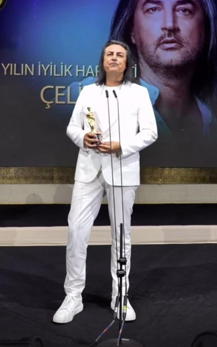 <p><span style="color:#FF0000"><strong>"BEN HEP KENDİMİM HEM &Ccedil;ELİK'İM"</strong></span></p>

<p><strong>&Uuml;nl&uuml; şarkıcı, paylaşımında şu ifadelere yer verdi:</strong></p>

<p><strong>"Benim ismim &Ccedil;elik, soyadım Eriş&ccedil;i. Bilmeyenler i&ccedil;in1985 yılında akademik ve profesyonel kariyerimde başladım 41 sene; 25 alb&uuml;m, 300 şarkı, y&uuml;ksek lisans, doktora vs...&nbsp;</strong></p>
