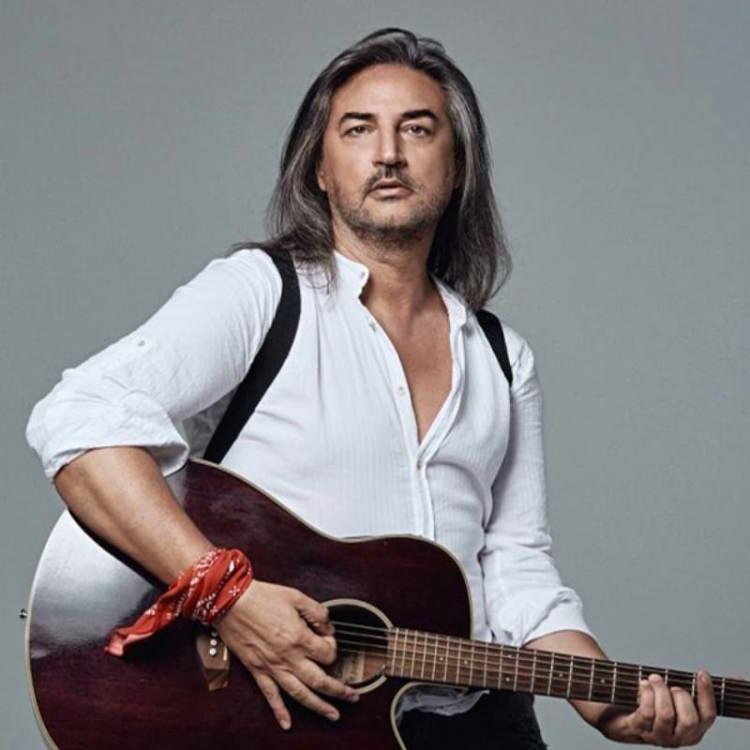 <p><strong>Ben kimse olmadım. Kimse olmaya da niyetim yok. Ben kendim olarak doğdum. Rabbim bana kendim olmayı nasip etti kaderime yazdı. Siyaset yapmıyorum. Vakıf değilim. Parti değilim.</strong></p>
