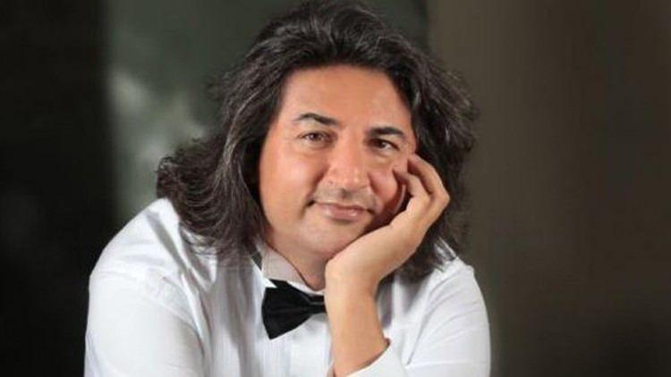 <p><strong>90'lı yılların en pop&uuml;ler isimleri arasında yer alan ve "Hercai", "Ateşteyim", "Cici Kız" gibi bir d&ouml;nemin unutulmaz par&ccedil;alarına imza atan &uuml;nl&uuml; şarkıcı &Ccedil;elik, sahne &ccedil;alışmalarına hız kesmeden devam ediyor. M&uuml;zikal hayatı aktif bir şekilde s&uuml;rd&uuml;ren &uuml;nl&uuml; sanat&ccedil;ı, aynı zamanda son d&ouml;nemlerde yaptığı yardımlarla da g&uuml;ndemde.</strong></p>
