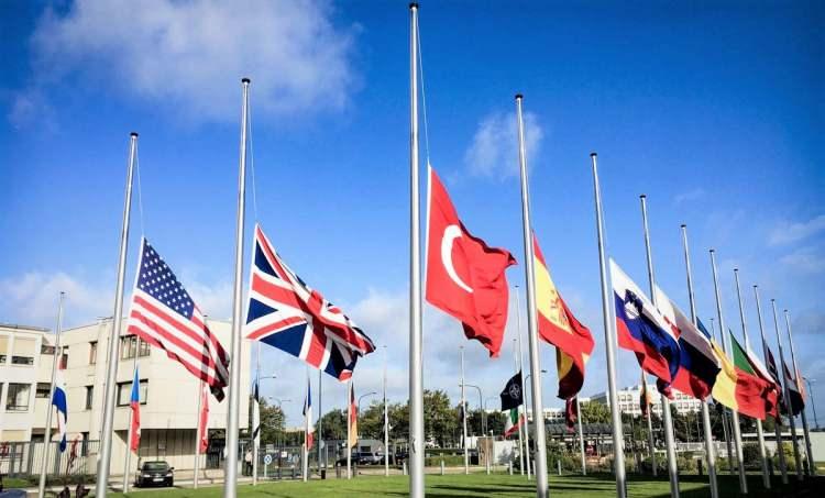 <p>S&ouml;z konusu şahıs diğer yazılarında ise&nbsp;<strong>"T&uuml;rkiye'nin NATO &uuml;yeliğinden &ccedil;ıkarılması y&ouml;n&uuml;nde algı oluşturmaya"</strong>&nbsp;&ccedil;alışarak&nbsp;<strong>"T&uuml;rkiye'ye hi&ccedil;bir koşulda F-35 u&ccedil;aklarının verilmemesi gerektiği"</strong>&nbsp;şeklinde iddialarda bulundu.</p>
