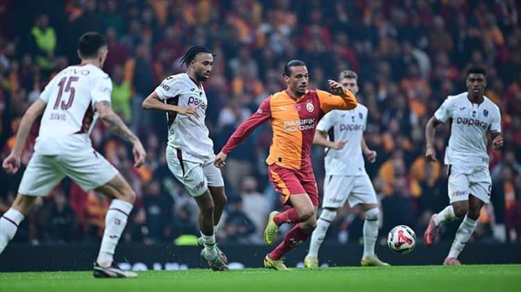 <p>Buna rağmen Galatasaray'ın son deplasman ma&ccedil;larında kontroll&uuml; ve sonuca yatkın bir oyun anlayışı benimsediğini aktaran yapay zeka, Sarı-kırmızılıları karşılaşmada &ouml;nde g&ouml;rd&uuml;.&nbsp;</p>
