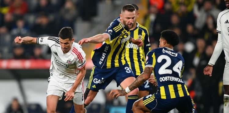 <p>Yapay zeka, yaptığı skor tahmininde Fenerbah&ccedil;e'nin Beşiktaş'a g&ouml;re daha oturmuş bir takım olduğunu &ouml;ne &ccedil;ıkararak m&uuml;cadelenin 2-1 ya da 3-2'lik bir skorla tamamlanacağını &ouml;ng&ouml;r&uuml;yor.</p>
