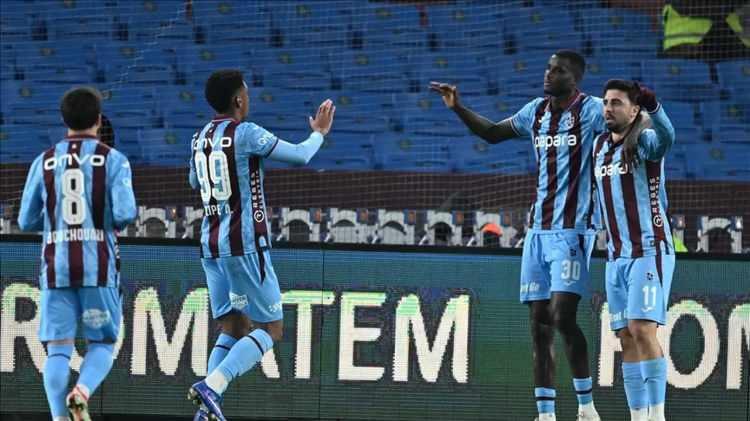 <p>Zirveyi yakından ilgilendiren karşılaşmaya Trabzonspor'un;&nbsp;Onana, Pina, Savic, Nwaiwu, Mustafa, Ozan, Folcarelli, Bouchouari, Zubkov, Felipe, Onuachu&nbsp;11'i ile &ccedil;ıkması bekleniyor.</p>
