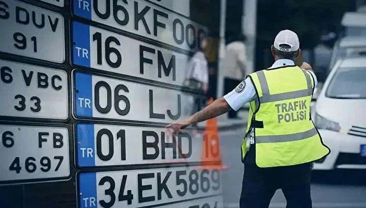 <p><strong>1. APP plaka kullanan ara&ccedil; bug&uuml;n tespit edilirse ne olur?</strong></p>

<p>&nbsp;</p>

<p><strong>​</strong> Bug&uuml;n (1 Nisan 2026) itibarıyla tespit edilen ara&ccedil;lara 140 bin TL idari para cezası kesilir ve ara&ccedil; &ccedil;ekiciyle &ccedil;ekilerek 30 g&uuml;n s&uuml;reyle trafikten men edilir.</p>
