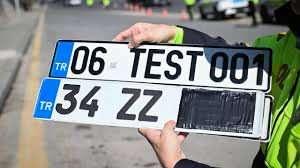 <p><strong>2. Hangi plakalar "g&uuml;venli" kabul ediliyor? </strong></p>

<p>&nbsp;</p>

<p><strong>​</strong>&Uuml;zerinde resmi m&uuml;h&uuml;r bulunan, standart yazı karakterine sahip ve TŞOF tarafından yetkilendirilmiş kuruluşlarca basılan plakalar g&uuml;venli kabul edilir.</p>
