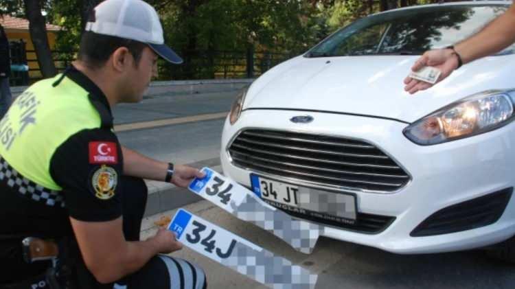 <p>Ancak yetkisiz yerlerde basılan b&uuml;t&uuml;n dekoratif veya modifiye plakalar ağır yaptırımlara tabi tutulacak.</p>
