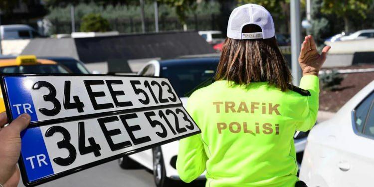 <p>Artık s&uuml;r&uuml;c&uuml;ler m&uuml;h&uuml;rs&uuml;z, diğer g&uuml;venlik işaretleri bulunmayan ve yetkili kuruluşlarca basılmamış APP plakalarla yola &ccedil;ıkamayacak.</p>
