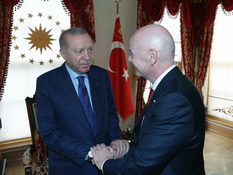 <p>Cumhurbaşkanı Recep Tayyip Erdoğan, FIFA Başkanı Gianni Infantino ve beraberindeki heyeti kabul etti.</p>
