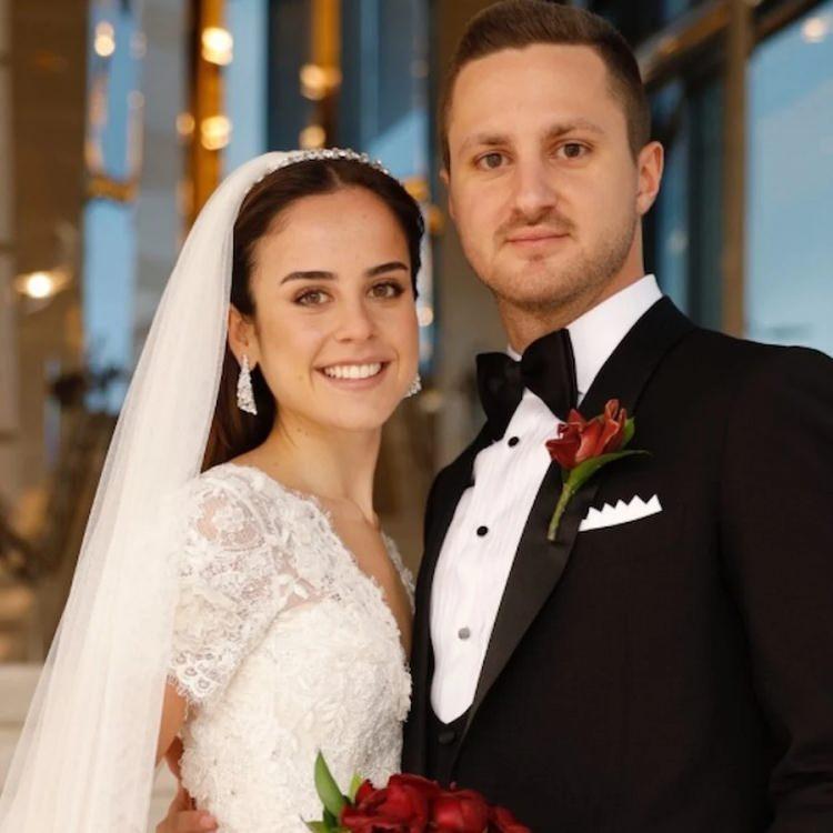 <p><strong>Revna Sarıg&uuml;l'&uuml;n, 2019 yılında evlendiği &Ouml;mer Sarıg&uuml;l tarafından ihanete uğradığını ileri s&uuml;rerek, 2025 yılının başında rekor bir tazminat talebiyle boşanma davası a&ccedil;ması, uzun s&uuml;re magazin g&uuml;ndeminde manşetleri s&uuml;slemişti.</strong></p>
