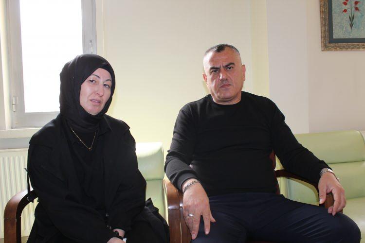 <p><span style="color:#A52A2A"><strong>"BİR KİŞİ BİRİNİ &Ouml;LD&Uuml;REBİLİYORSA, O KİŞİ &Ccedil;OCUK DEĞİLDİR"</strong></span></p>

<p>&nbsp;</p>

<p>Oğlu ve &ouml;ld&uuml;ren kişinin daha 16 yaşlarında olduğunu belirten Edik, "<strong><em>R.M. adlı &ccedil;ocuğu, oğlum hi&ccedil; tanımıyor. O gece ne oldu da b&ouml;yle bir olay yaşandı, biz merak ediyoruz. Ailecek sabahlara kadar yatamıyoruz. Sonu&ccedil;ta bu bizim evladımız. Hem <span style="color:#A52A2A">Aksaray'da hem T&uuml;rkiye'de, &ccedil;ocuk yaştaki su&ccedil;lu belli bir yıl ceza alır, ondan sonra da bırakılır algısı var.</span> Bu konuda bir yasa &ccedil;ıkartılması gerekiyor. </em></strong></p>

<p>&nbsp;</p>

<p><strong><em>Bir kişi, birini &ouml;ld&uuml;rebiliyorsa, o kişi &ccedil;ocuk değildir. Bu cani ve katildir. Bile isteye &ouml;ld&uuml;rm&uuml;şt&uuml;r. O gece G.Y. adlı kıza attığı sesli mesajda, 'Tek atışla kalbinden &ouml;ld&uuml;' diyor. Bu kız hakkında da t&uuml;m incelemenin yapılmasını istiyoruz. Benim oğlumun katili ve dahli olanlar bir an &ouml;nce yakalanıp adalet &ouml;n&uuml;nde hesap vermeli. </em></strong></p>

<p>&nbsp;</p>

<p><strong><em>Bizim derdimiz, başka Mustafalar &ouml;lmesin. &Ccedil;ok ağır bir şey, Rabb&rsquo;im kimseye yaşatmasın. Devletime g&uuml;veniyorum. &Ouml;ld&uuml;ren de olaya dahli olan da en ağır ceza neyse almalıdır.'' </em></strong>dedi.</p>
