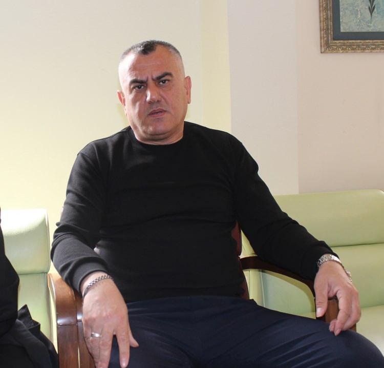 <p><strong>"ABİ BU FOTOĞRAFTAKİNİ TANIYOR MUSUN"</strong></p>

<p>&nbsp;</p>

<p>Edik, şunları s&ouml;yledi:</p>

<p>&nbsp;</p>

<p><strong><em>"Olay g&uuml;n&uuml; saatler &ouml;ncesi oğlum evde iken, kuzeni oğluma mesaj atıyor. Mesajda 'Abi bu fotoğraftakini tanıyor musun? Beni rahatsız ediyor' diyor. </em></strong></p>

<p>&nbsp;</p>

<p><strong><em>Mustafa Yağız da kuzenine, 'Ben hallederim diye' mesaja cevap veriyor. Daha sonra annesine durumu anlatıp, evden &ccedil;ıkıyor. </em></strong></p>

<p>&nbsp;</p>

<p><strong><em>İş yerindeki bir ağabeyini yanına alıp, halasının kızını rahatsız eden R.M.'nin &ccedil;alıştığı iş yerine gidiyorlar. Orada, iş yerinin sahibi ve o &ccedil;ocukla g&ouml;r&uuml;ş&uuml;p, olaya tatlıya bağlayıp, ayrılıyorlar.</em></strong></p>
