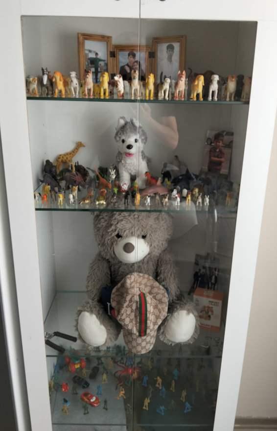 <p><span style="color:#A52A2A"><strong>TEHDİT MESAJI İDDİASI&nbsp;</strong></span></p>

<p>&nbsp;</p>

<p>&nbsp;Edik, şikayetten vazge&ccedil;meleri i&ccedil;in tehdit mesajı aldıklarını &ouml;ne s&uuml;rerek,<strong><em> "Cenazemizin ilk g&uuml;n&uuml; eşimin cep telefonuna mesaj geldi. <span style="color:#A52A2A">'Mustafa Edik&rsquo;i &ouml;ld&uuml;ren kişinin arkadaşıyız. Şikayetinizi geri &ccedil;ekmezseniz, sizin hi&ccedil; aklınıza ya da hayalinize gelmez şeyler yapar, size cehennemi yaşatırız' </span>yazılıydı. </em></strong></p>

<p>&nbsp;</p>

<p><strong><em>Biz, durumu polise bildirdik. Mesaj yurt dışındaki bir telefon numarasından atılmış. Acımızın yanında bir de bunla uğraştık. Biz her şeyi adaletle &ccedil;&ouml;zme taraftarıyız. Devletimize g&uuml;veniyoruz. Savcılarımıza g&uuml;veniyoruz. En hızlı şekilde adaletin tecelli etmesini bekliyoruz."</em></strong>&nbsp;diye konuştu.&nbsp;</p>

<p>&nbsp;</p>

<p>KAYNAK: DHA, İHA&nbsp;</p>
