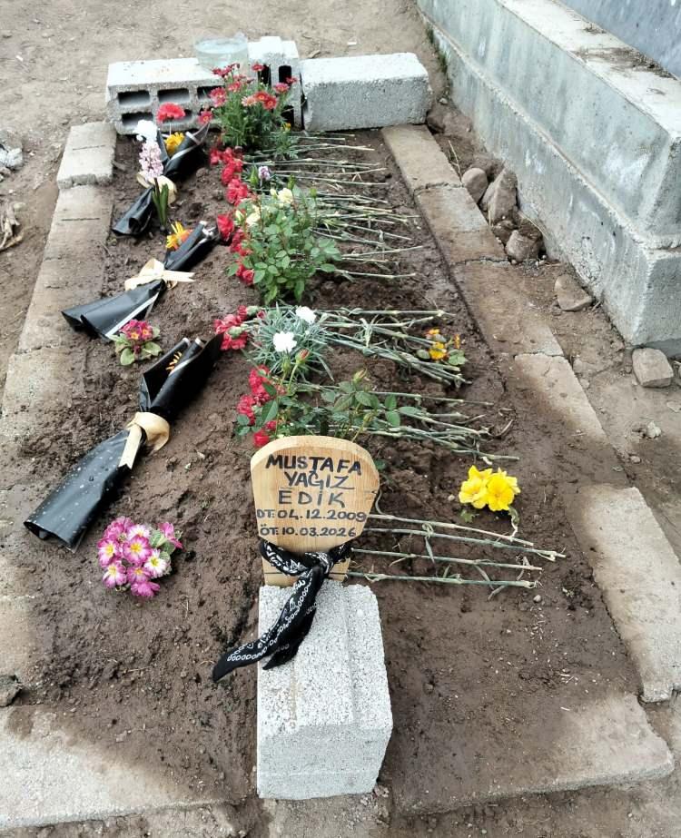 <p><span style="color:#A52A2A"><strong>"BU BI&Ccedil;AKLA &Ouml;LECEK" MESAJI İDDİASI&nbsp;</strong></span></p>

<p>&nbsp;</p>

<p>Osman Edik, olay g&uuml;n&uuml; gece saatlerinde R.M.'nin, G.Y. adlı bir kıza <strong><em>"Mustafa Yağız Edik bu gece, bu bı&ccedil;akla &ouml;lecek"</em></strong> diye mesaj g&ouml;nderdiğini ve bu durumu da araştırılması i&ccedil;in polise bildirdiklerini s&ouml;yledi.</p>
