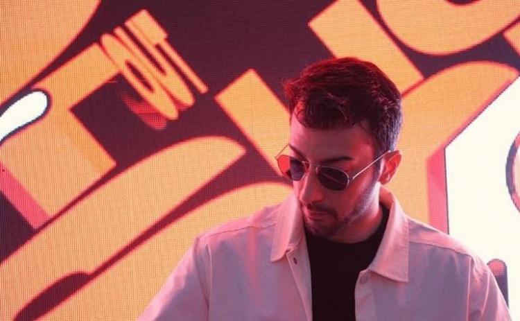 <p><strong>Şimdilerde 34 yaşında olan ve DJ'lik yapan &Ccedil;ağın, magazin d&uuml;nyasından uzak dursa da ge&ccedil;tiğimiz g&uuml;nlerde annesinin konserinde ortaya &ccedil;ıktı.</strong></p>
