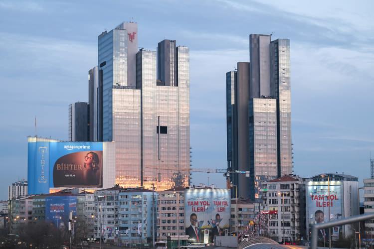 <p>Ticaret Bakanlığı, kayıt dışı ekonomiyle m&uuml;cadele ve tarafların g&uuml;venliğini sağlamak amacıyla yeni bir d&ouml;nemin kapısını aralıyor. Teknik altyapı &ccedil;alışmalarında sona gelinen yeni d&uuml;zenleme, hem alıcıyı hem de satıcıyı koruma altına alarak emlak piyasasına şeffaflık getirecek.</p>

<p>&nbsp;</p>
