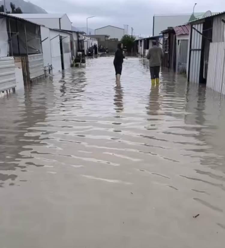 <p>EVLERİ SU BASTI</p>
