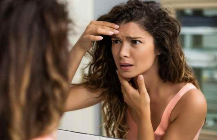 <p><span style="color:#B22222"><strong>SOSYAL MEDYADA TARTIŞILDI</strong></span></p>

<p>Tess Christian&rsquo;ın yıllardır s&uuml;rd&uuml;rd&uuml;ğ&uuml; bu alışkanlık, "<strong>g&uuml;zellik uğruna ne kadar ileri gidilebilir?"&nbsp;</strong>sorusunu yeniden g&uuml;ndeme getirirken, sosyal medyada da tartışılmaya devam ediyor.</p>
