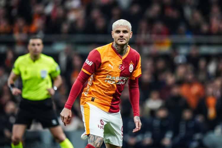 <p>68 puanda kalan Galatasaray'ın en yakın takip&ccedil;isi Fenerbah&ccedil;e ile arasındaki puan farkı 2'ye d&uuml;şt&uuml;.</p>
