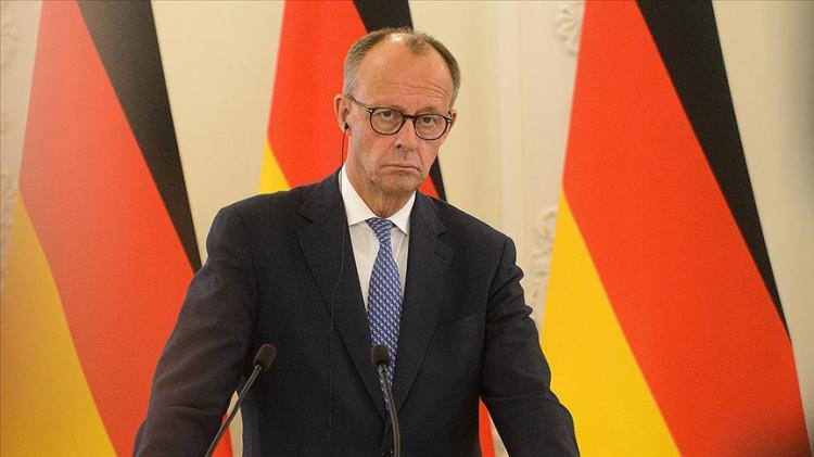 <p><span style="color:#B22222"><strong>ALMANYA</strong></span></p> <p>Almanya Başbakanı Friedrich Merz, çatışmanın kesin olarak sona erdirilmesi çağrısında bulunarak, "Amaç artık önümüzdeki günlerde savaşın kalıcı olarak sona ermesi için müzakere etmektir. Bu ancak diplomasiyle sağlanabilir" dedi.</p> <p>Ateşkes anlaşması için arabuluculuk rolü üstlenen Pakistan'a teşekkür eden Merz, "Almanya, Hürmüz Boğazı'nda seyrüsefer özgürlüğünün sağlanmasına uygun şekilde katkıda bulunacaktır" şeklinde konuştu.</p>