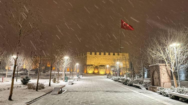 <p>Kış mevsiminin uzun ve &ccedil;etin ge&ccedil;tiği kentte, gece saatlerinde başlayan kar kenti beyaza b&uuml;r&uuml;d&uuml;.</p>
