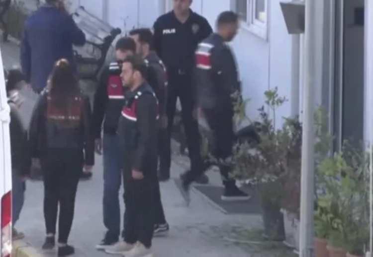 <p><strong>9 KİŞİ G&Ouml;ZALTINDA</strong></p>

<p>İstanbul İl Jandarma Narkotik Su&ccedil;larla M&uuml;cadele Şube M&uuml;d&uuml;rl&uuml;ğ&uuml; ekiplerinin d&uuml;zenlediği operasyonda Hande Er&ccedil;el, Simge Sağın, Melek Mosso, İbrahim &Ccedil;elikkol, Deha Bilimlier, Mustafa Ceceli, Ersay &Uuml;ner, Asli Sipahi Hacıs&uuml;leymanoğlu ve Beng&uuml; Erden'in aralarında bulunduğu 9 kişi&nbsp; g&ouml;zaltına alındı.</p>
