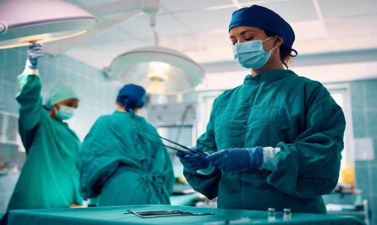 <p>Prof. Dr. İnce, yeni teknolojinin avantajlarını ş&ouml;yle anlattı:</p>

<p>"Bu kapak&ccedil;ığın en b&uuml;y&uuml;k avantajı, trik&uuml;spit hastasına taktıktan sonra konumu iyi değilse yeniden konumlandırabilmeniz, hastaya herhangi bir risk oluşturmadan kapak&ccedil;ığı tamamen &ccedil;ıkarabilmeniz. Ve bu, benim g&ouml;r&uuml;ş&uuml;me g&ouml;re, bu trik&uuml;spit kapak&ccedil;ığıyla daha y&uuml;ksek teknoloji seviyesine atılan bir sonraki adımdır."</p>

<p>İnce, Rostock ve Berlin'deki ekip arkadaşlarına ve bu imkanı kendilerine tanıyanlara teşekk&uuml;r etti.</p>
