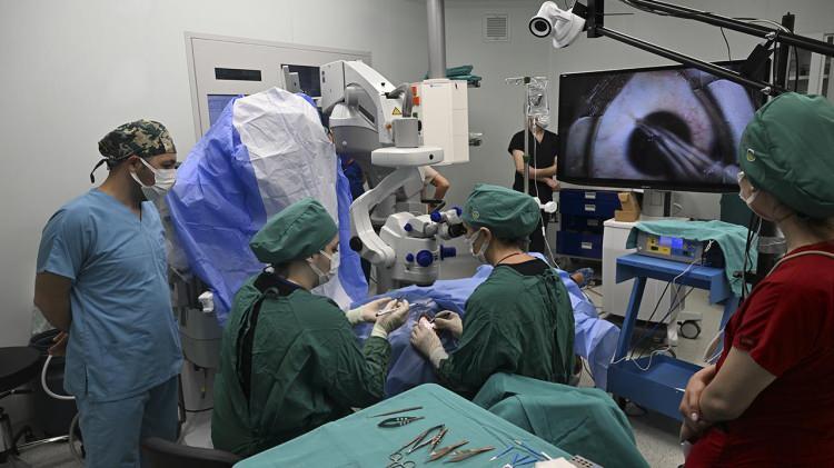 <p>Hastalara tavsiyelerde de bulunan İnce, "Nefes darlığı yaşayan kişilerin mutlaka bir kardiyoloğa veya doktorlarına başvurmalarını &ouml;zellikle tavsiye ederim &ccedil;&uuml;nk&uuml; nefes darlığı her zaman yalnızca kilo ile a&ccedil;ıklanabilecek bir durum değildir. Elbette fazla kilonun etkisi olabilir ancak kalp sağlığının da değerlendirilmesi b&uuml;y&uuml;k &ouml;nem taşır. &Ouml;zellikle 60 yaş sonrasında bazı kalp yetmezlikleri g&ouml;r&uuml;lebilmektedir. Sevindirici olan ise g&uuml;n&uuml;m&uuml;zde bu durumlar i&ccedil;in olduk&ccedil;a etkili tedavi se&ccedil;eneklerinin mevcut olmasıdır." diye konuştu.</p>
