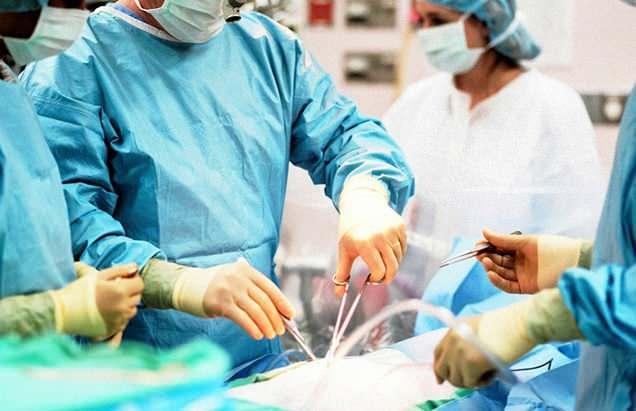 <p>G&ouml;&ccedil;men &ccedil;ocuğu olarak Almanya'da yetiştiğini belirten İnce, "Annem ve babam g&ouml;&ccedil;men olarak bu &uuml;lkeye geldiler. Berlin ve Rostock'ta y&uuml;r&uuml;tt&uuml;ğ&uuml;m&uuml;z &ccedil;alışmalar, yalnızca mesleki bir sorumluluk değil, aynı zamanda ilk kuşak g&ouml;&ccedil;men bireylere kapsamlı ve y&uuml;ksek kaliteli sağlık hizmeti sunma olanağı sağlamakta. Biz, k&ouml;keni ne olursa olsun, Almanya'da başarılı olan ve &uuml;lkemizin genel başarısına katkıda bulunan her insanla gurur duyuyoruz." dedi.</p>
