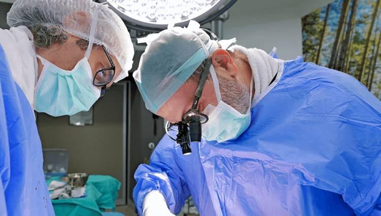 <p>H&uuml;seyin İnce'nin, girişimsel kardiyoloji alanında m&uuml;kemmeliyetin en &ccedil;arpıcı &ouml;rneğini temsil ettiğini belirten Sossalla, "İnce, inovasyonları ileri taşıyor ve aynı zamanda hastalarla ve meslektaşlarla olan ilişkilerinde derin bir empatiyi koruyor. Birden fazla merkezi kapsayan etkileyici ve ekip odaklı liderliğinde, insani b&uuml;t&uuml;nl&uuml;ğ&uuml; y&ouml;netim g&uuml;c&uuml;yle birleştiriyor ve b&ouml;ylece g&uuml;ven, adanmışlık ve somut dayanışma ile şekillenen bir ortam yaratıyor." değerlendirmesinde bulundu.</p>
