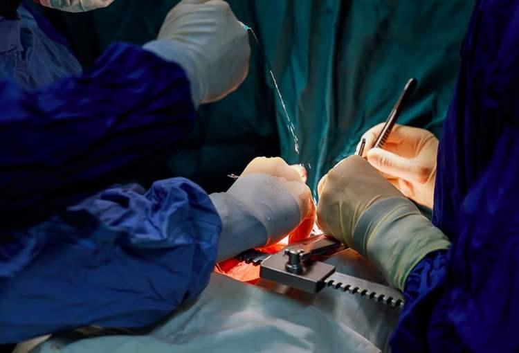 <p><span style="color:#B22222"><strong>1000'DEN FAZLA MILTRACLIP YAPAN İLK HEKİM</strong></span></p>

<p>Kalp kapağının minimal invaziv tedavisi konusunda d&uuml;nyanın en deneyimli uzmanlarından biri olan İnce, 1000'den fazla MitraClip işlemi yaparak d&uuml;nyada bu alanda da ayrıca ilk hekim olarak kayıtlara ge&ccedil;ti.</p>

<p>Trik&uuml;spit kapak yetmezliği, sağ atriyum ile sağ ventrik&uuml;l arasındaki kapağın d&uuml;zg&uuml;n kapanmaması sonucu ortaya &ccedil;ıkıyor ve nefes darlığı, halsizlik ile v&uuml;cutta sıvı birikimine yol a&ccedil;arak yaşam kalitesini ciddi şekilde d&uuml;ş&uuml;r&uuml;yor.</p>

<p>G&ouml;ğ&uuml;s kafesi ve kalbin a&ccedil;ılmasıyla yapılan trik&uuml;spit kapak kalp cerrahisi ise bir&ccedil;ok durumda &ccedil;ok y&uuml;ksek ameliyat risklerini de beraberinde getiriyor.</p>
