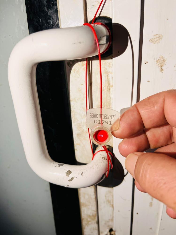 <p><span style="color:#A52A2A"><strong>İŞLETME M&Uuml;H&Uuml;RLENDİ</strong></span></p>

<p>&nbsp;</p>

<p>Serik Belediye Başkanı Kadir Kumbul'un talimatıyla işletme m&uuml;h&uuml;rlenerek, faaliyetten men edildi.</p>
