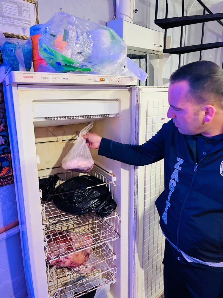 <p>Yabancı uyruklu işletmeciye ait kasap d&uuml;kk&acirc;nında t&uuml;ketime uygun olmayan 55 kilogram etin satışa sunulduğu tespit edildi.</p>

