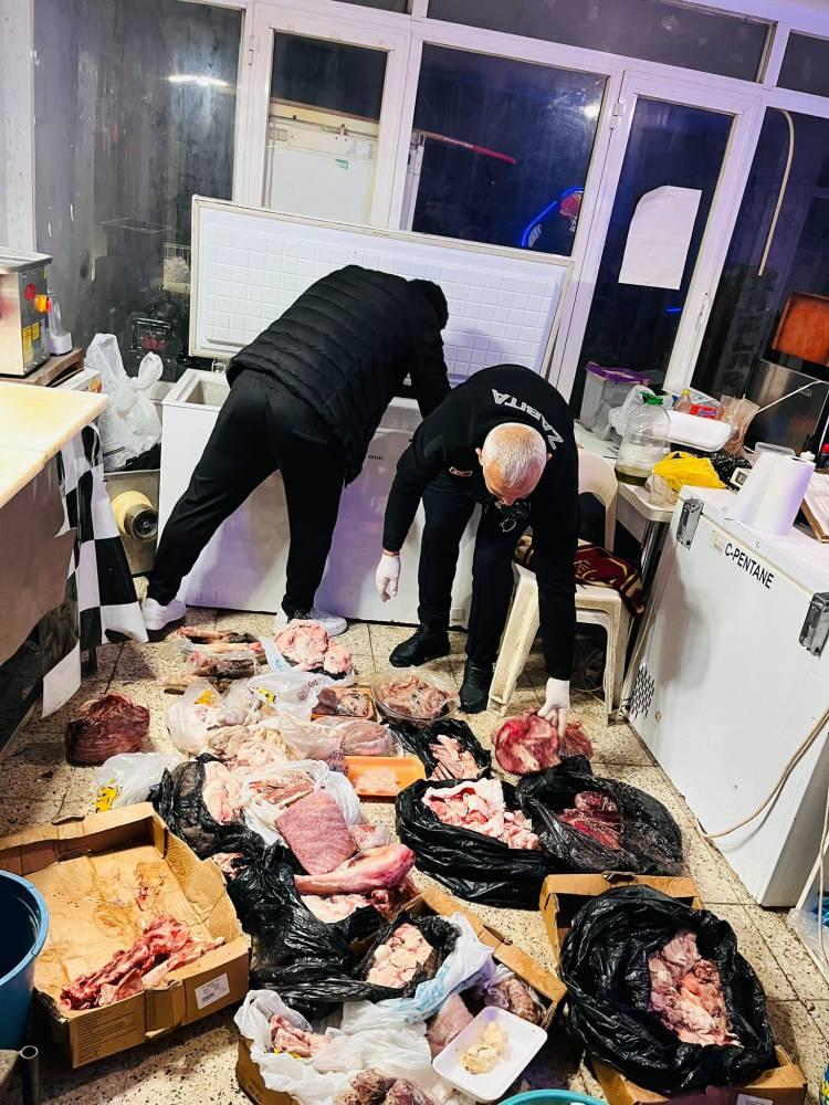 <p><span style="color:#A52A2A"><strong>BOZUK ETLERİN SATIŞA SUNULDUĞU TESPİT EDİLDİ&nbsp;</strong></span></p>

<p>&nbsp;</p>

<p>Zabıta M&uuml;d&uuml;r&uuml; Eşref Şimşek y&ouml;netimindeki ekiplerin yaptığı incelemede, d&uuml;kk&acirc;n i&ccedil;erisindeki ağır koku ve hijyenden tamamen uzak ortam dikkat &ccedil;ekti.</p>
