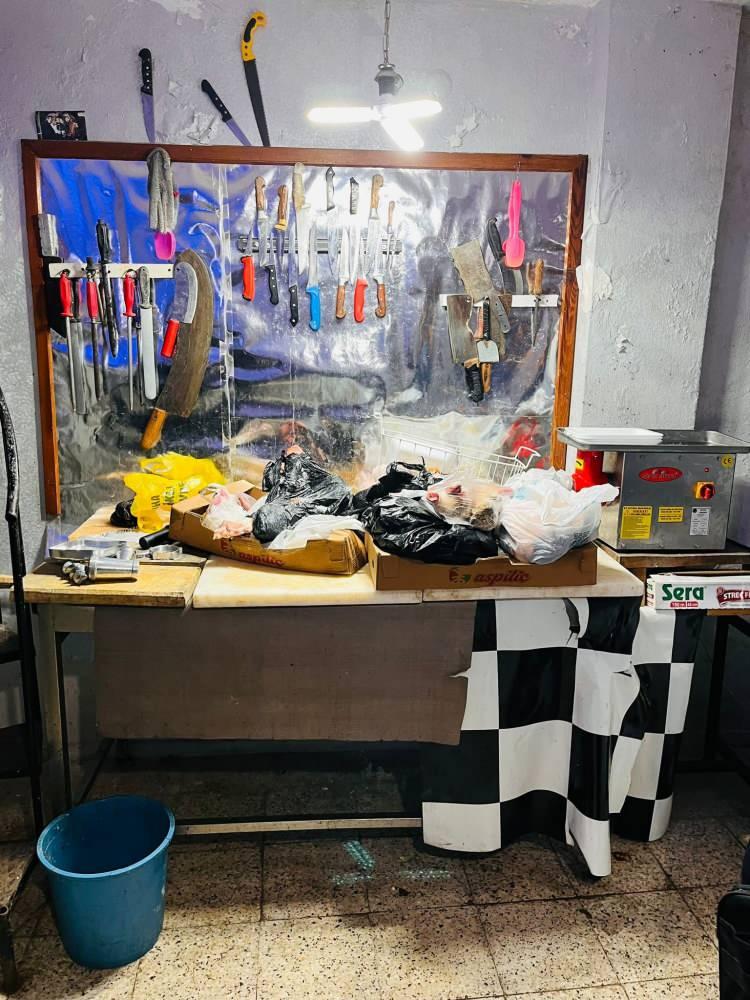 <p>Ele ge&ccedil;irilen sağlığa zararlı &uuml;r&uuml;nler ise imha edilmek &uuml;zere ekiplerce toplandı.</p>
