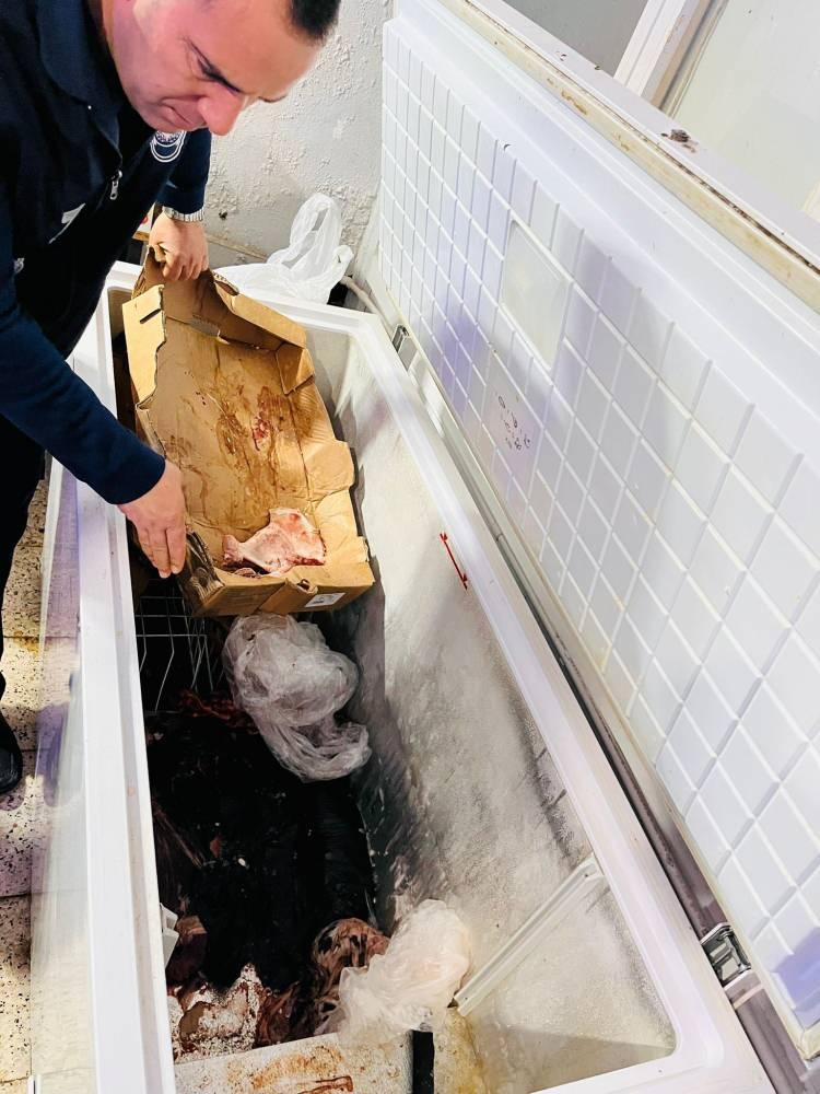 <p>Vatandaşların sağlığını tehlikeye atan hi&ccedil;bir işletmeye tolerans g&ouml;sterilmeyeceği ve yasal yaptırımların kararlılıkla uygulanacağı vurgulandı.</p>

<p>&nbsp;</p>

<p><em><strong>KAYNAK: İHA&nbsp;</strong></em></p>
