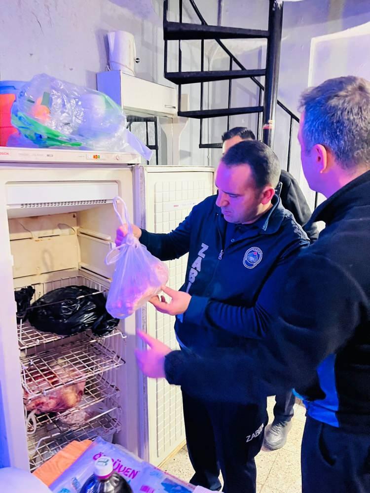 <p>Tezgahtaki etlerin b&uuml;y&uuml;k bir kısmının bozulduğu ve kokmaya başladığı belirlenirken, işletmenin temizlik şartlarının da mevzuatın &ccedil;ok gerisinde olduğu raporlandı.</p>
