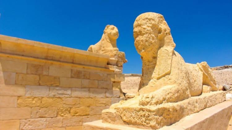 <p>Yaklaşık 3400 yıl &ouml;ncesine, Yeni Krallık d&ouml;nemine uzanan bu bulgular arasında, y&uuml;ksek r&uuml;tbeli devlet g&ouml;revlileri ve din insanlarının g&ouml;m&uuml;ld&uuml;ğ&uuml; etkileyici bir yeraltı mezarlığı bulundu. Keşfin merkezinde ise Hermopolis şehrinin baş rahibinin kızına ait olduğu d&uuml;ş&uuml;n&uuml;len bir detay yer alıyor.</p>
