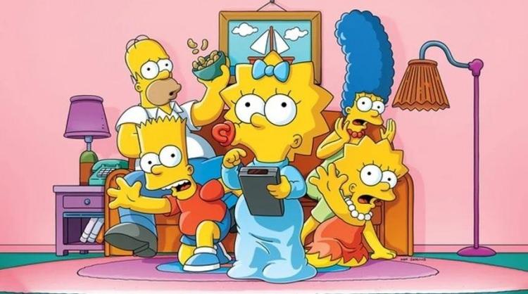 <p>Bu lahdi d&uuml;nya g&uuml;ndemine taşıyan en dikkat &ccedil;ekici detay, kapağın i&ccedil; y&uuml;zeyinde yer alan ve modern &ccedil;izgi dizi The Simpsons&rsquo;taki Marge Simpson karakterine benzeyen kadın fig&uuml;r&uuml; oldu.&nbsp;</p>
