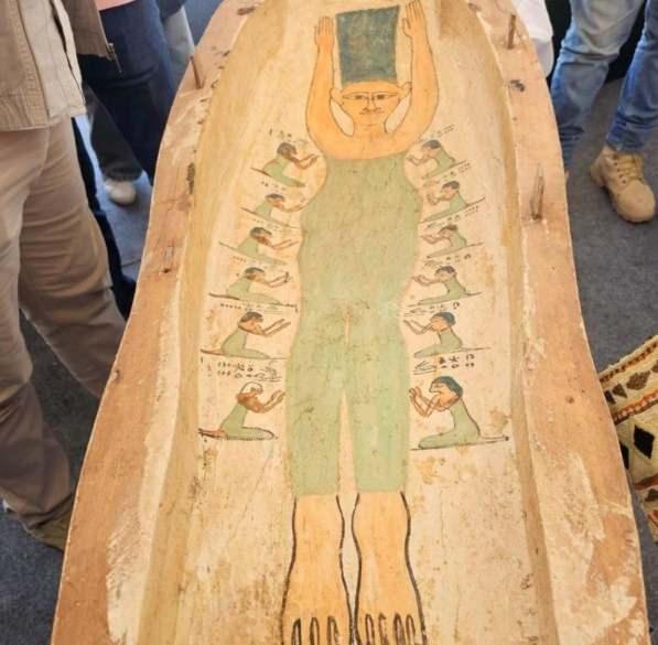 <p>Ancak uzmanlara g&ouml;re bu benzerlik tamamen tesad&uuml;fi. Arkeologlar, s&ouml;z konusu fig&uuml;r&uuml;n aslında Antik Mısır&rsquo;da &ouml;len kişinin g&ouml;ky&uuml;z&uuml;yle b&uuml;t&uuml;nleşmesini ya da g&ouml;k tanrı&ccedil;ası Nut&rsquo;u temsil eden klasik bir tasvir olduğunu vurguluyor.</p>
