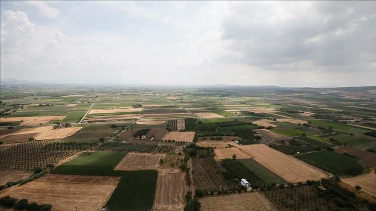 <p><span style="color:#B22222"><strong>SATILIKLAR AZALDI</strong></span></p>

<p>Asıl dikkat edilmesi gereken noktanın fiyat değil, arz olduğuna dikkati &ccedil;eken &Ouml;ğ&uuml;t, şunları s&ouml;yledi: &ldquo;T&uuml;rkiye genelinde arsa stokları bir ayda y&uuml;zde 33 azaldı. B&uuml;y&uuml;kşehirlerde de benzer bir daralma s&ouml;z konusu. Bu da piyasada satılık arsa bulmanın giderek zorlaştığını g&ouml;steriyor.</p>

<p>&Ouml;n&uuml;m&uuml;zdeki d&ouml;nemde arsa yatırımında kazancı belirleyecek olan şey yalnızca fiyat artışı olmayacak. Asıl farkı, doğru lokasyonda doğru arsaya ulaşabilen yatırımcılar yaratacak. Artık soru &lsquo;<em><strong>Fiyat ne kadar artacak?</strong></em>&rsquo; değil, &lsquo;<em><strong>Doğru arsayı bulabilecek miyim?</strong></em>&rsquo; oldu.&rdquo;</p>

<p>&nbsp;</p>
