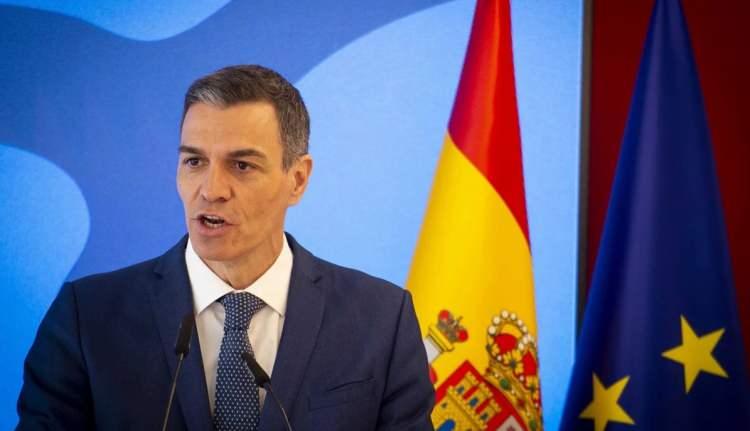 <p><span style="color:#B22222"><strong>İSPANYA: ALKIŞLAMIYORUZ</strong></span></p> <p>İspanya Başbakanı Pedro Sanchez sosyal medya hesabından yaptığı paylaşımda şu ifadelere yer verdi:</p> <p>"Ateşkesler her zaman iyi haberdir, özellikle de adil ve kalıcı bir barışa yol açıyorsa. Ancak bu anlık rahatlama, kaosu, yıkımı ve kaybedilen hayatları unutturamaz. İspanya hükümeti, dünyayı ateşe verenleri bir kova suyla geldikleri için alkışlamayacak"</p>